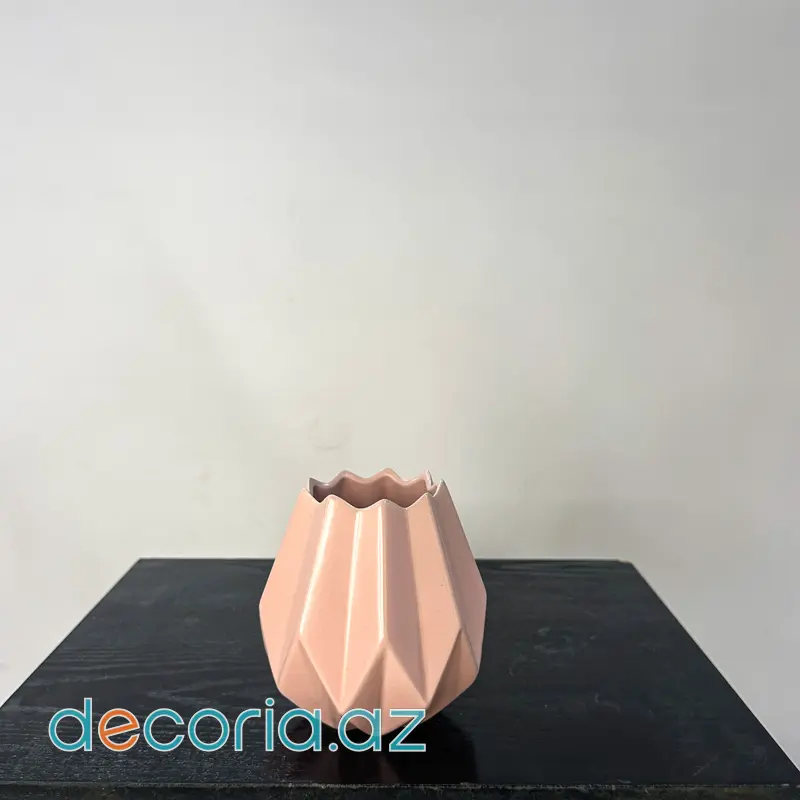 Çəhrayı rəngli həndəsi formalı vaza